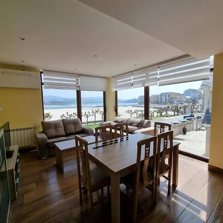 Vivienda De Tres En Primera Línea De Playa *