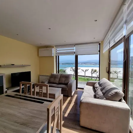Apartamento Vivienda De Tres En Primera Línea De Playa